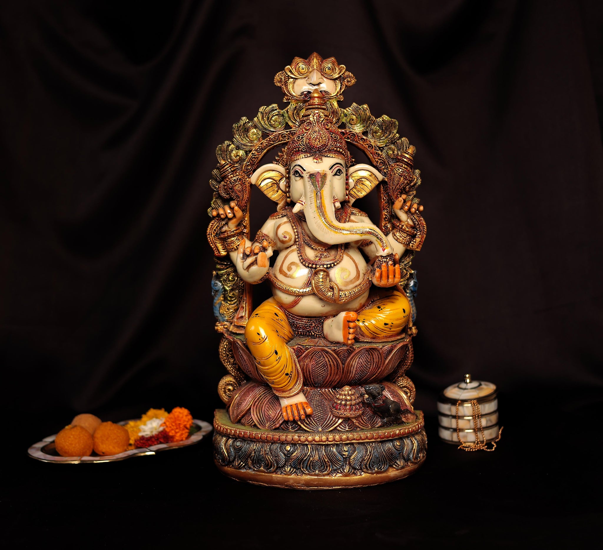 Grande Statue Ganesh En Laiton – 9 Kg, Assis Sur Lotus, Finition Jaune (neuf)